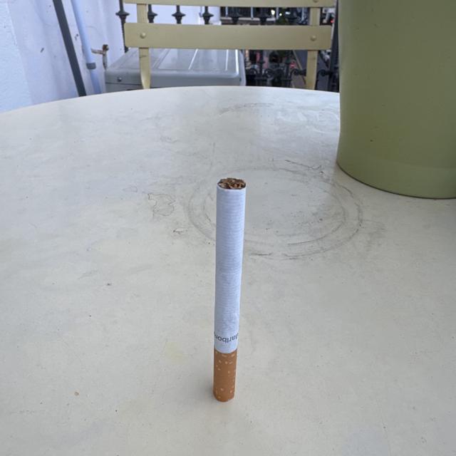 chain smoking cigarettes Man runs sub-3.30 marathon while smoking a pack of cigarettes chain smoking cigarettes Man runs sub-3.30 marathon while smoking a pack of cigarettes