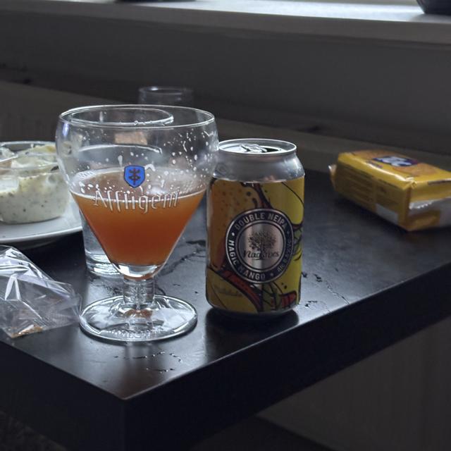 Een foto van Carmen Kaandorp (Carminos) met een Double Neipa Milkshake - Magic Mango