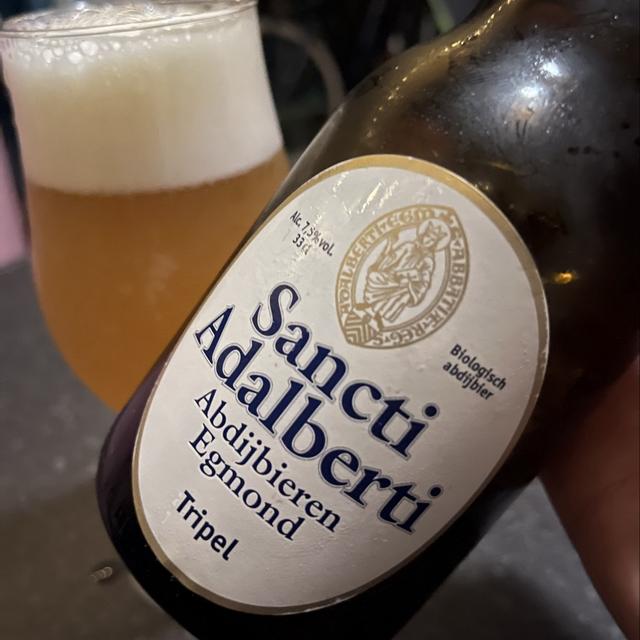 Een foto van Marten Dewit (maruwit) met een Sancti Adalberti Egmondse Tripel