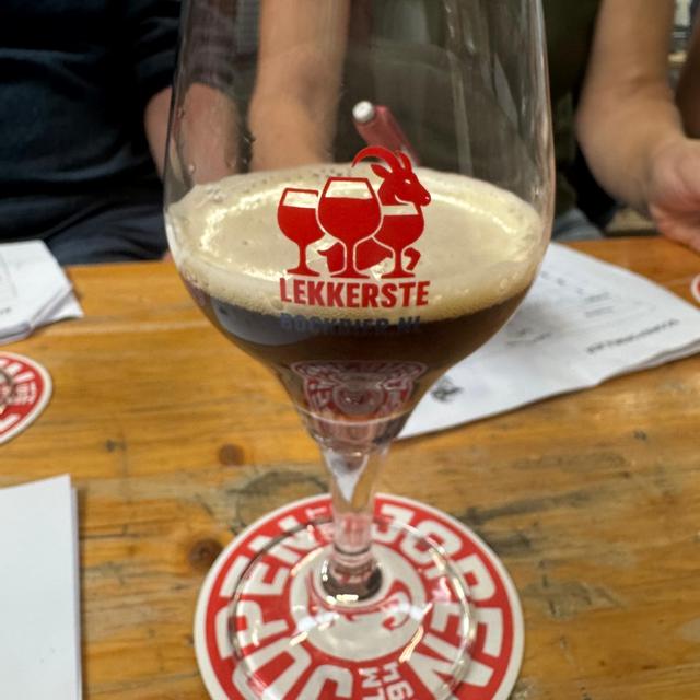 Een foto van Claudia van Tiel (vouwfiets) bij de brouwerij Brouwerij Leeghwater