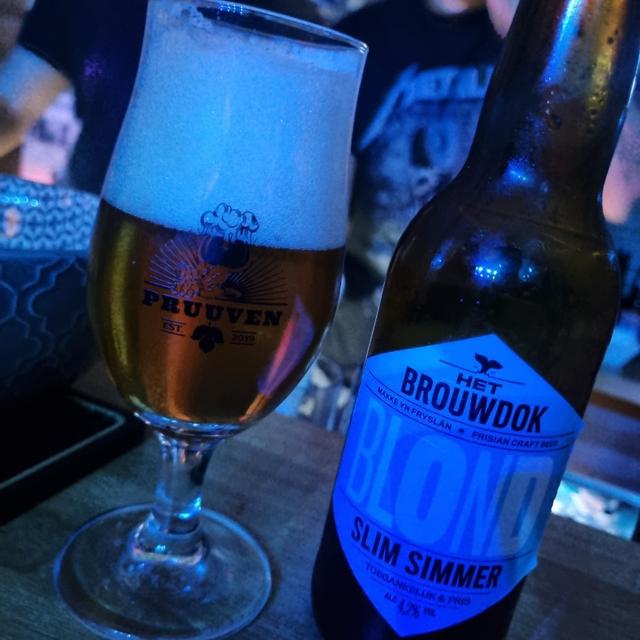 Een foto van Theun Schellekens (Hekkesaurus) bij de brouwerij Het Brouwdok