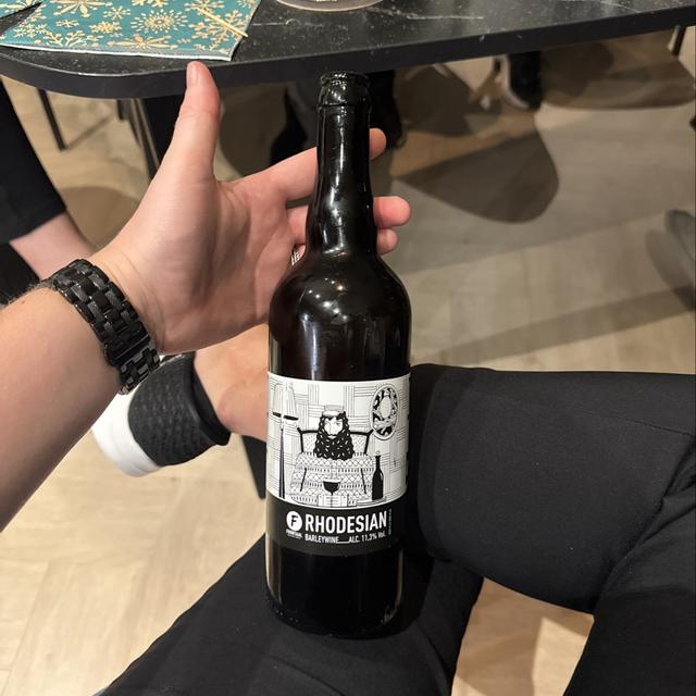 Een foto van Esmee (Esmeerozemeijer) met een Rhodesian