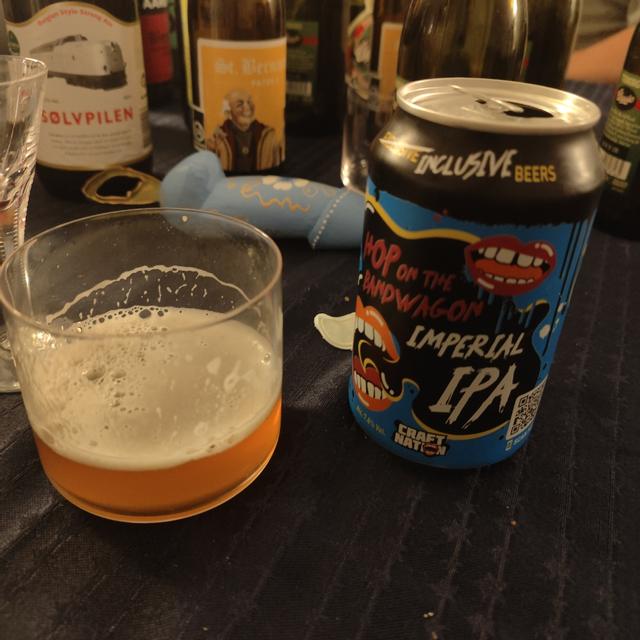 Een foto van Holstebaben (Holstebaben) met een Craft Nation Hop on the Bandwagon