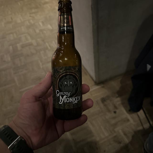 Een foto van Remco Koolmees (BrewRemio) met een IPA Aap