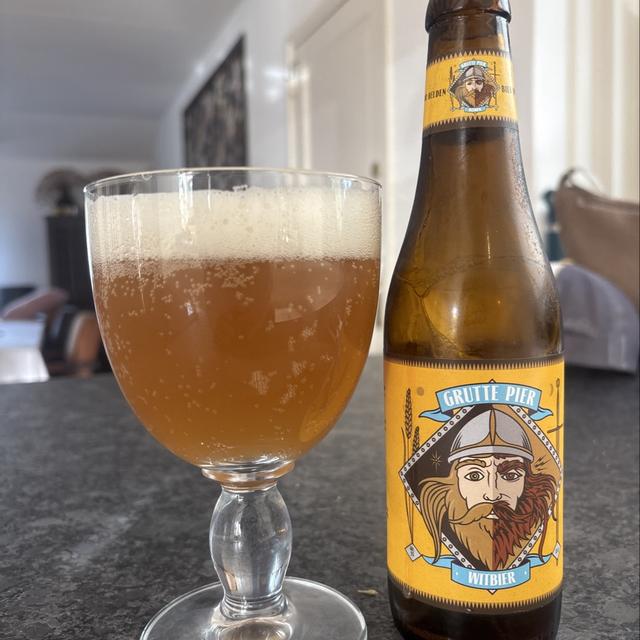 Een foto van Rémon Leenards (RayWithTheBeard) met een Witbier