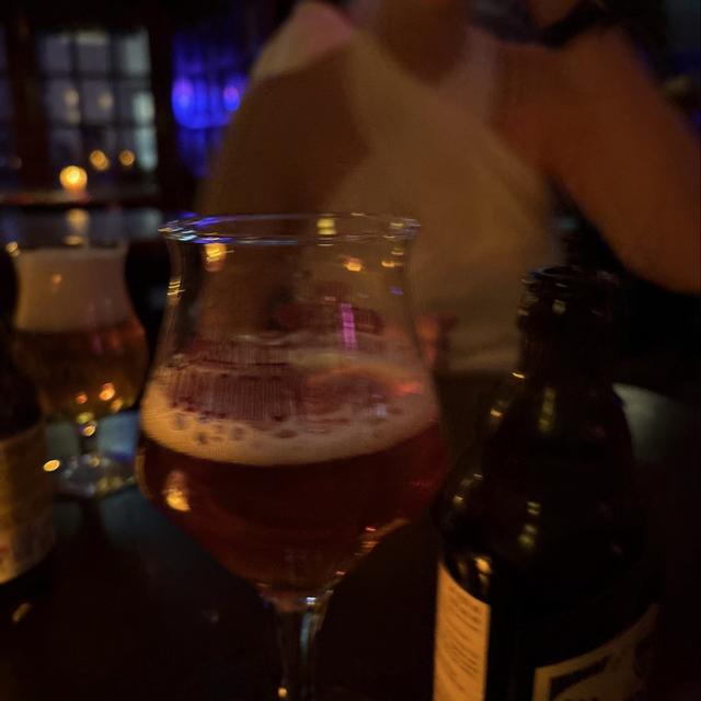 Een foto van Benjamin Zondervan (MoesTuintje) bij de brouwerij Abbaye de Maredsous